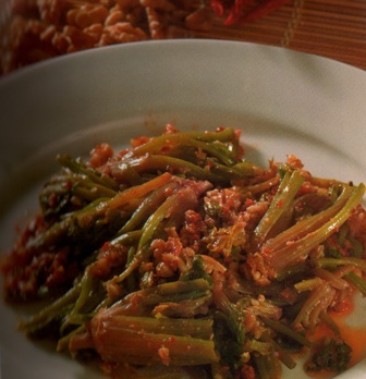 Cevizli Ispanak Kökü Salatası