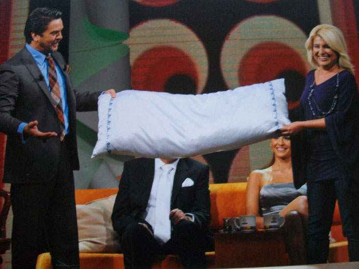 İnci Yeşilyurt, Beyaza “evlilik yastığı” nı hediye olarak getirdi.