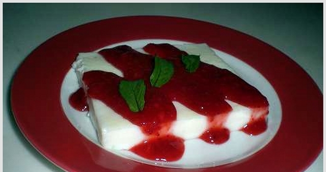 Çilek Soslu Su Muhallebisi