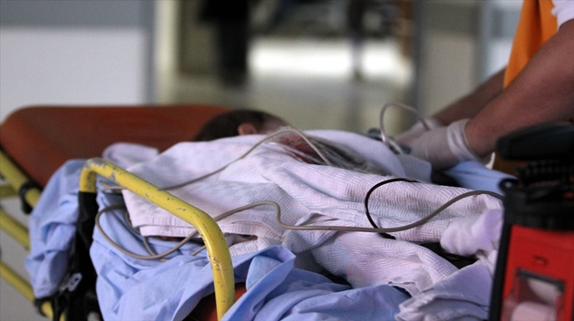 BABA BEBEĞİNİ CAMDAN DÜŞÜRÜNCE PEŞİNDEN ATLADI!