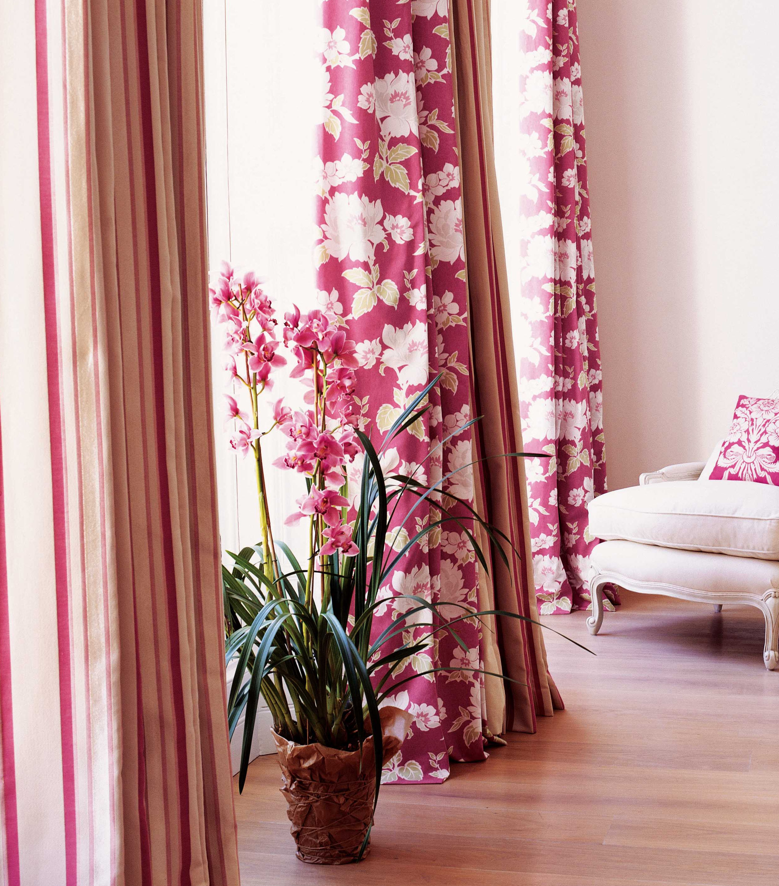 Какие шторы розовым обоям. Шторы в цветочек. Цветочные шторы в интерьере. Шторы в цветочек в интерьере. Шторы с цветочным принтом.