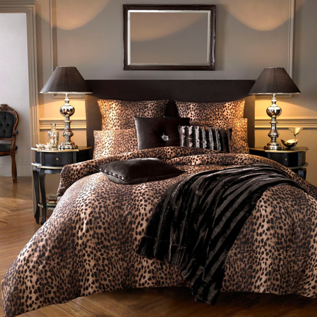 leopard-animal-print-bedroom-ideas-with-table-lamp-and-black-headboard