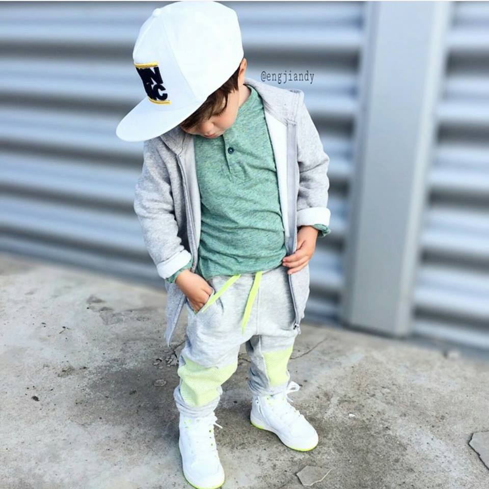 Spor şapkalı erkek çocuk kıyafetleri ·
