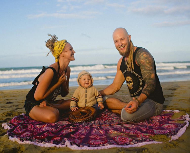 Bir Adada Yaşayan, Mutlu Modern Hippi Aile