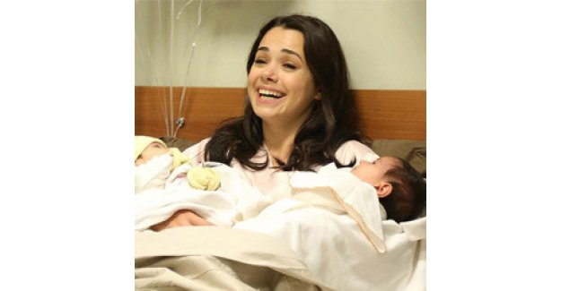 Özgü Namal'ın ilk bebeğinı kucağına almıştı.