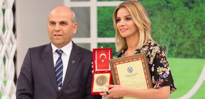 Esra Erol’dan Mehmetçik VAKFI’NA BAĞIŞ