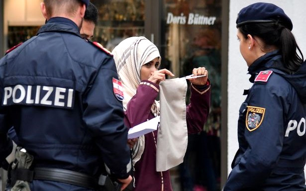 Avusturya’da ‘Burka Yasağı’ Yürürlükte! Polis, Sokaktaki Kadının Peçesini Çıkarttırdı