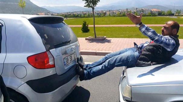 Bakın bu sadece Türkiye’de olur… Çekme halatı yerine kendini kullandı