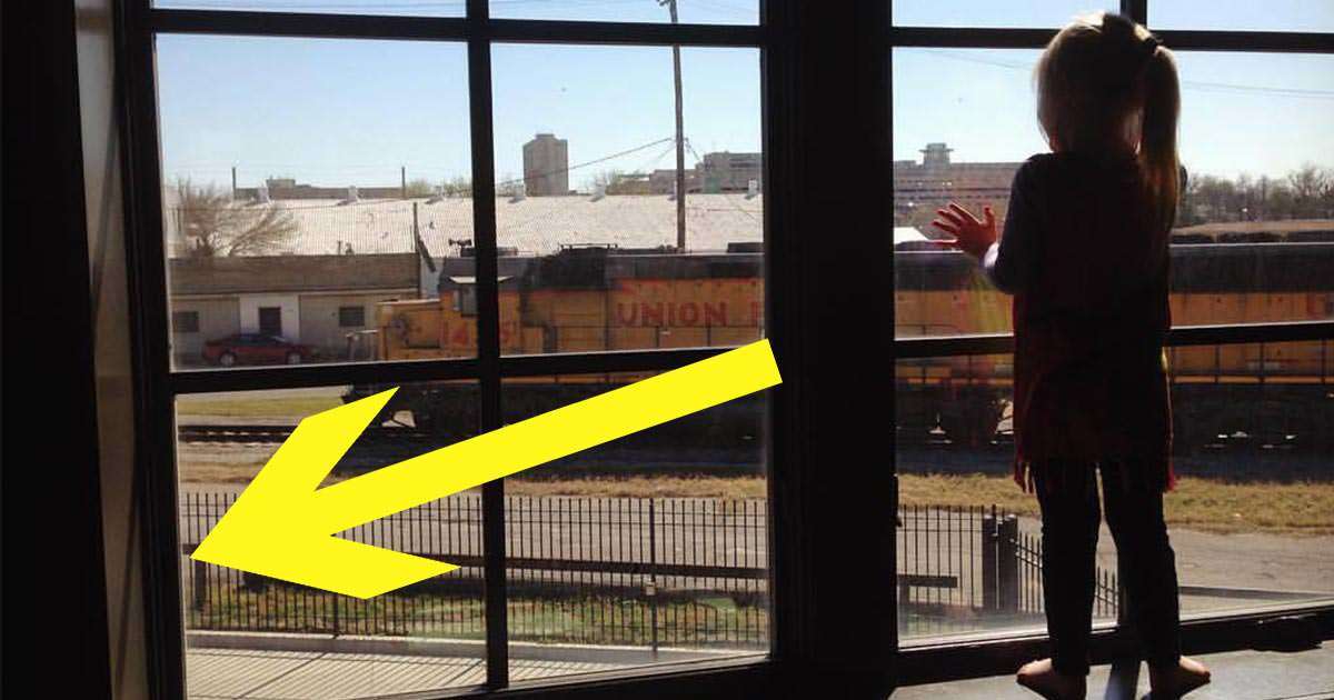 Küçük Kız 3 Yıl Boyunca Kondüktörlere El Salladı – Bir Gün Kızın Pencerede Olmadığını Farkettiler