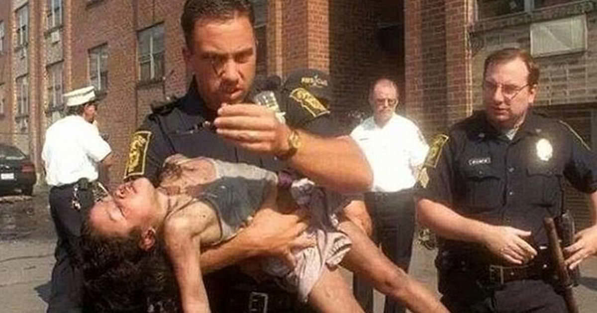 Polis Küçük Kızın Hayatını Kurtardı – 18 Yıl Sonra Hiç Beklemediği Bir Mesajla Karşılaştı