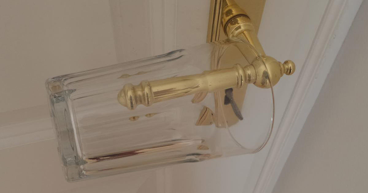 Uyumadan Önce Kapı Koluna Bardak Koyuyor – Nedenini Öğrenince Siz De Aynısını Yapacaksınız