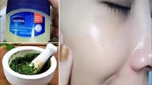 15 Dakikada Yüzünüzü Parlatacak Vazelinli Maske