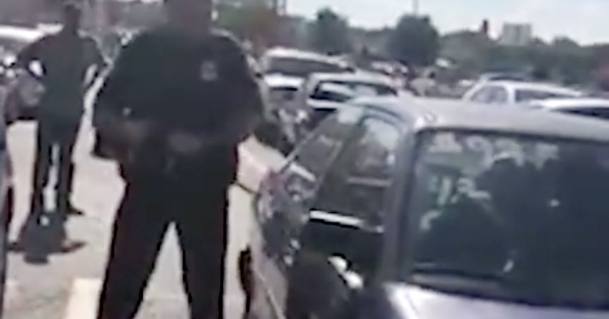 Aşırı Sıcakta Bebeğini Araçta Bırakıp Alışverişe Gitti – Bebeğin İmdadına Polis Yetişti