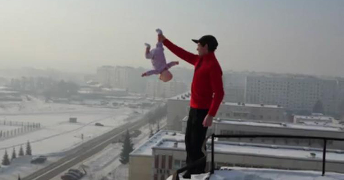 Dünyanın En Kötü Ve Sorumsuz Babası Bakın Kızına Neler Yapıyor