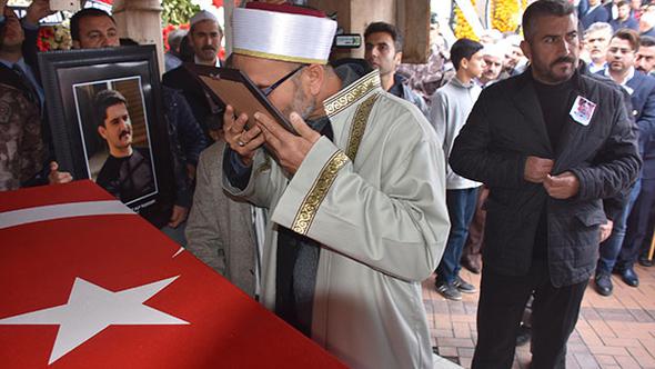 En zor görev… Şehit oğlunun cenaze namazını kıldırdı