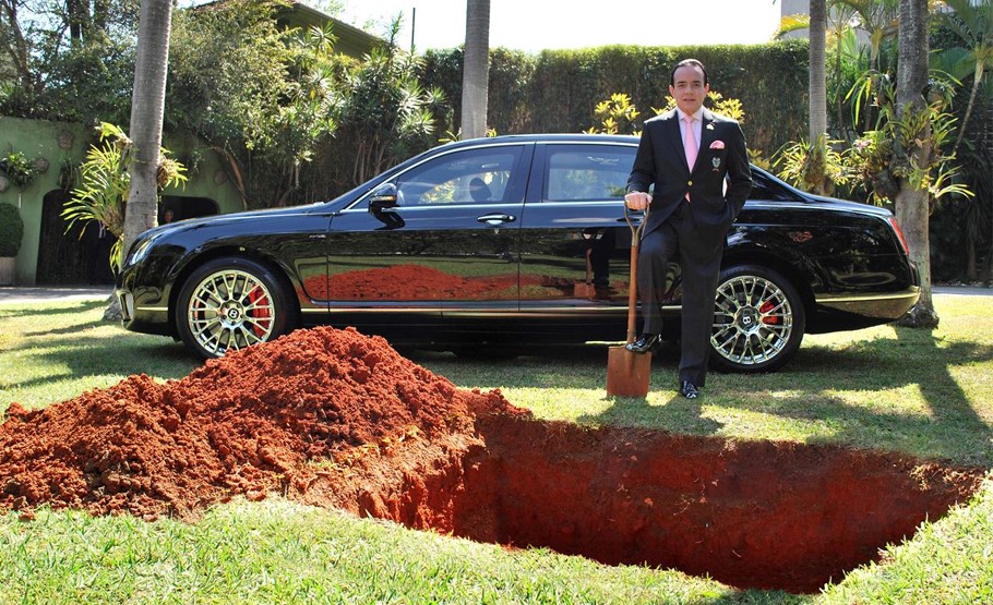 ‘Milyonluk Arabamı Öbür Dünyada da Sürmek İçin Mezara Gömeceğim’ Diyor Ama Aslında Amacı Bambaşka