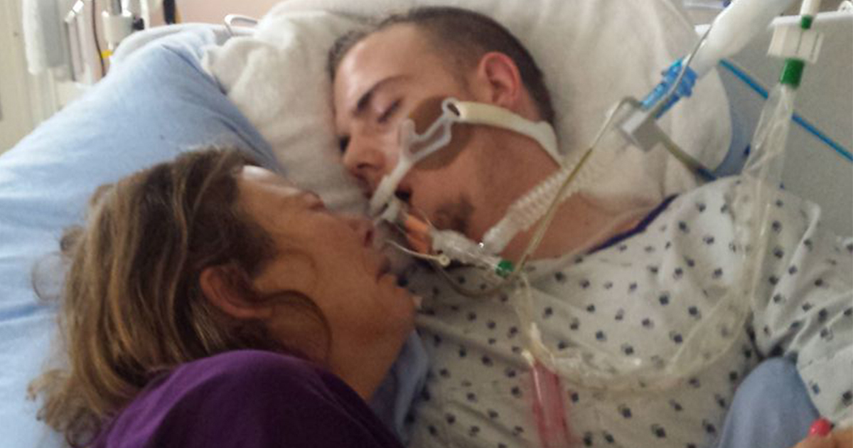 Ölüm Döşeğindeki Oğluna Böyle Sarıldı – Buna Neden Olan Şeyi Öğrenince Şok Oldu