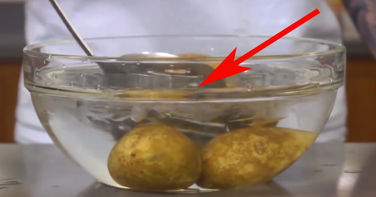 Soğuk Suya Haşlanmış Patatesleri Koyuyor. Saniyeler Sonra… Harika Bir Fikir!