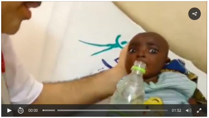 Susuzluktan ölmek üzere olan bebek Türk doktoru böyle ağlattı ?