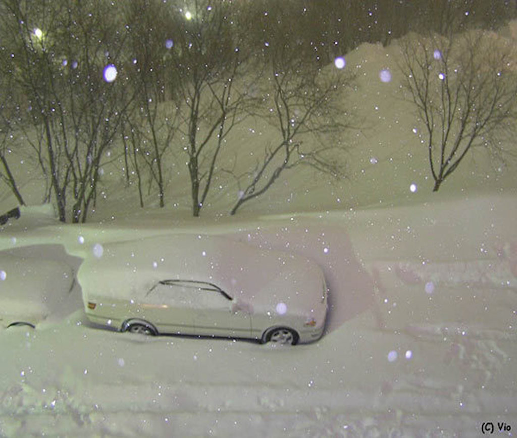 Uyumadan Önce Aracının Fotoğrafını Çekti – 8 Saat Sonra Bakın Ne Gördü