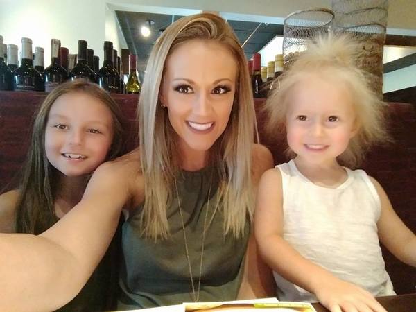 İşte Beyaz Saçları Asla Yatmayan Ve Milyonda Bir Rastlanan Saçlara Sahip Küçük Kız