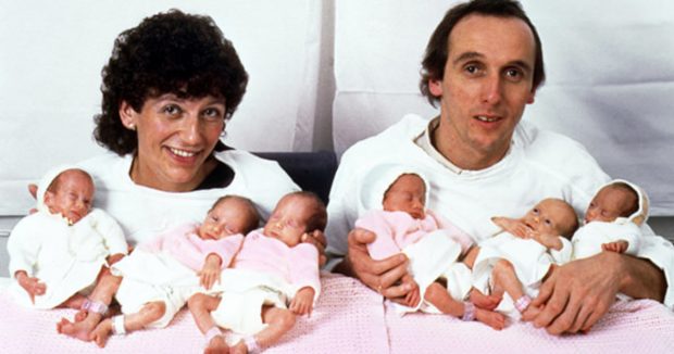 Aile Altız Bebekleriyle Fotoğraf Çektirerek Medyada Gündeme Oturmuştu – 30 Yıl Sonra Kız Kardeşler Bakın Ne Hale Geldi