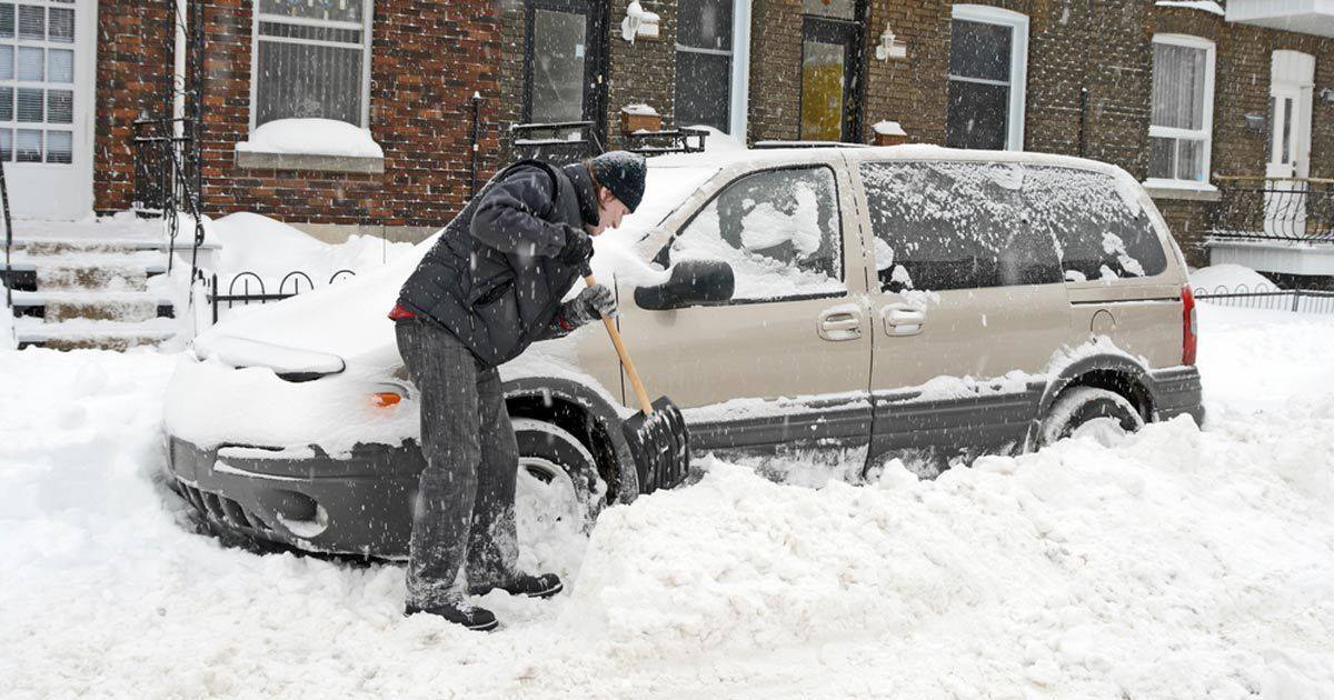 Aracın Etrafındaki Karları Temizlerken Araçtaki Eşi Ve Çocuğu Öldü – Polis Şimdi Bütün Aileleri Uyarıyor