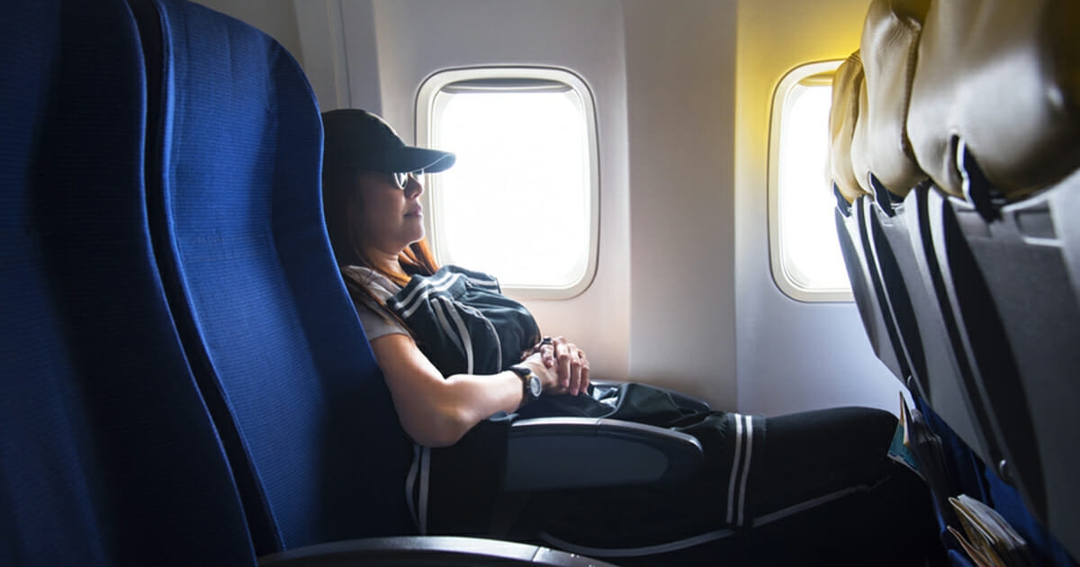 Avukat Uçakta Bir Anneyi Rahatsız Eder – Annenin Aldığı İntikamı Okuyunca Kahkaha Atacaksınız