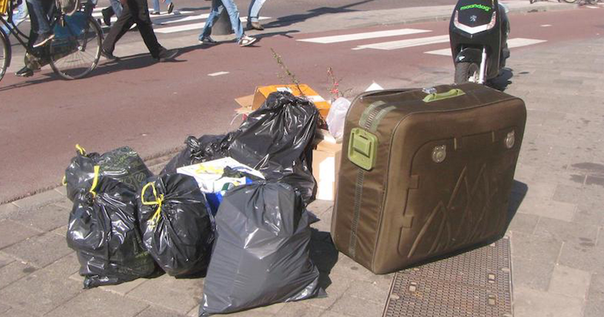 Bavulun İçinden Sesler Geldiğini Duyan Adam İçini Açınca Şok Oldu