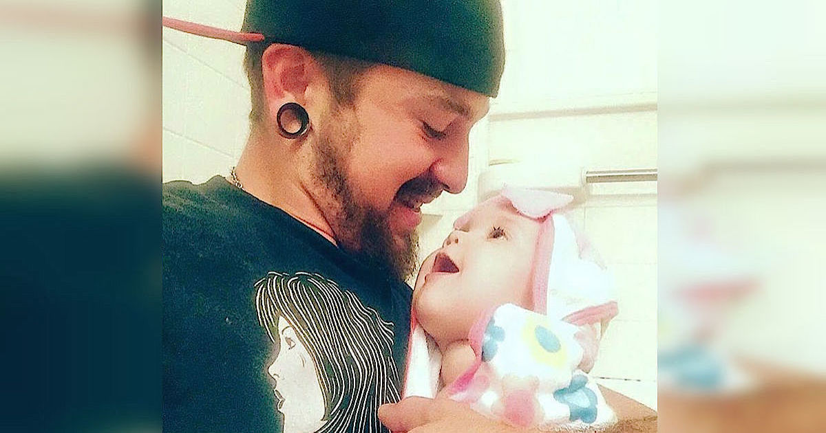 Eşi Hem Kendisini Hem De Kızını Terketti – Babanın Yazdığı Mektup Herkesi Hüzünlendirdi