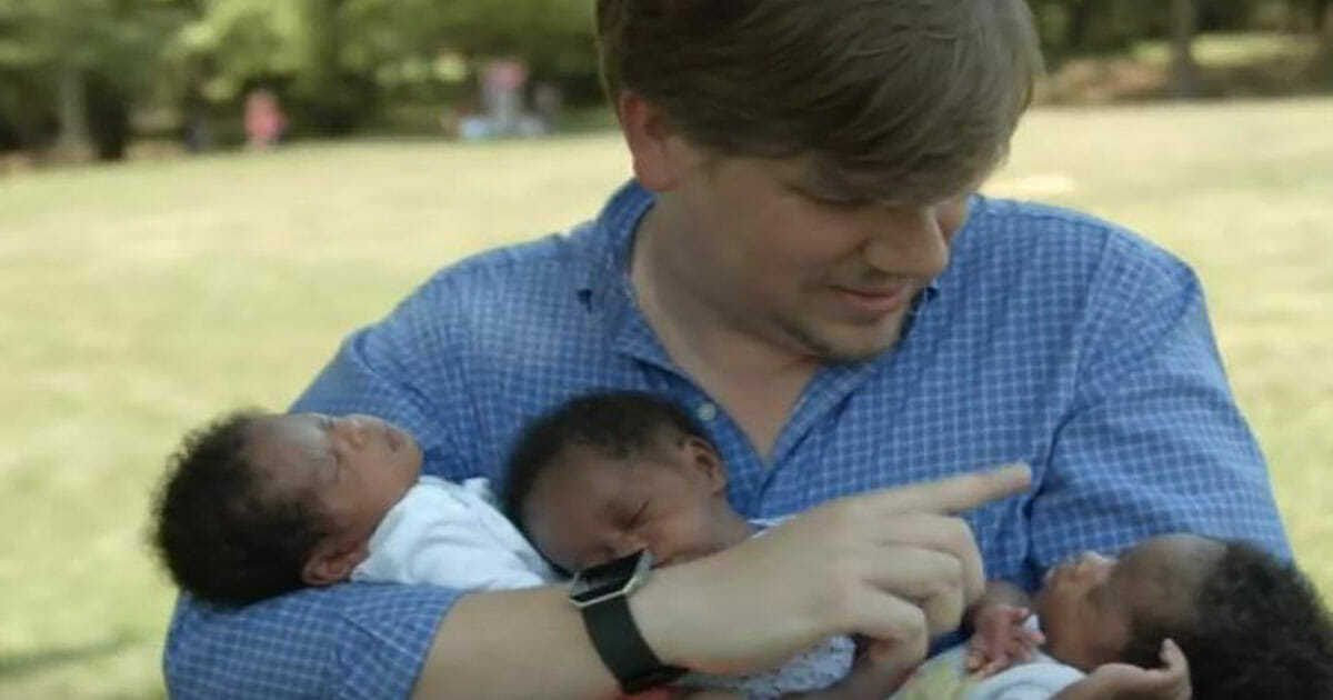 Üç Siyahi Çocuk Dünyaya Getirdi – Baba Bebekleri Görünce Gözyaşlarına Hakim Olamadı