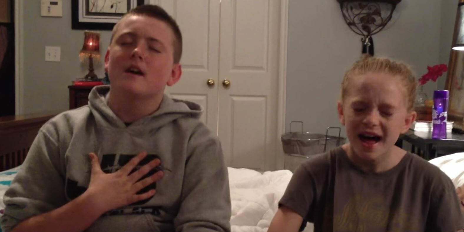 İki Kardeş En Sevdikleri Şarkıyı Söyleyip İnternette Paylaşmak İstediler – Kadraja O An Bakın Kim Girdi