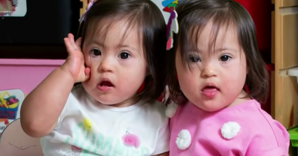 Dünyaya Gelme Şansları Milyonda Bir Olan Down Sendromlu Tek Yumurta İkizleri 18 Aylıkken Modellik Yapmaya Başladılar