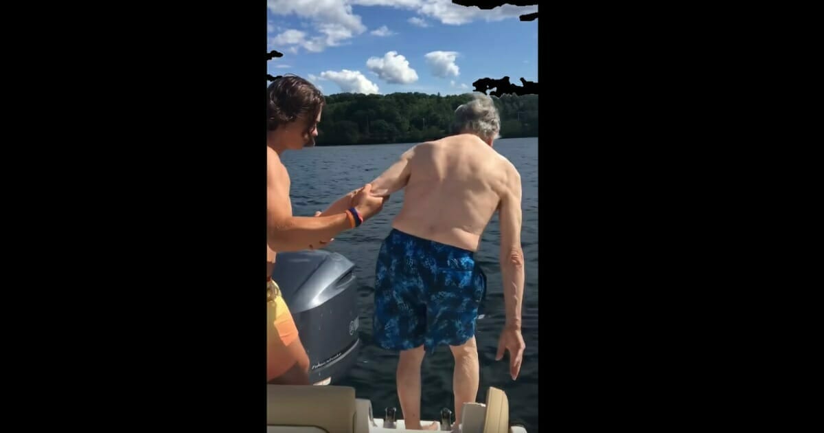 Torunu 102 Yaşındaki Dedesine Suya Dalmasını Söyledi – Dedesi Öyle Bir Daldı Ki Herkesi Şaşırttı