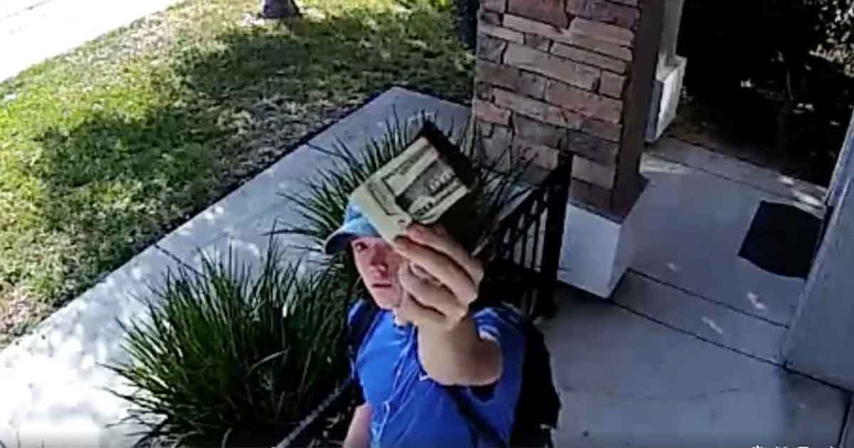 Kadın Kapıyı Çalan Kişiyi Tanımadığından Kapıyı Açmadı – Ertesi Gün Güvenlik Kamerası Görüntülerini İzleyince Böyle Şaşırdı