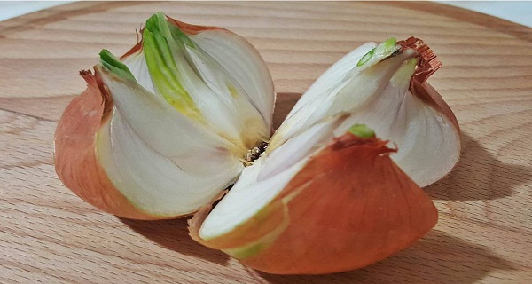 Tam Bir Soğanı 4 Parçaya Kesin ve Evinize Yerleştirin. Nedenine İnanamayacaksınız!