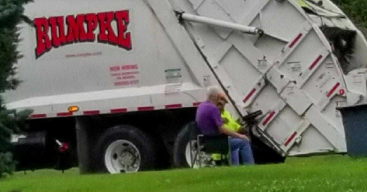 Alzheimer Hastası Babası Temizlik İşçisini Bekliyordu – Kızı Ne Yaptığını Görünce Gözyaşlarını Tutamadı