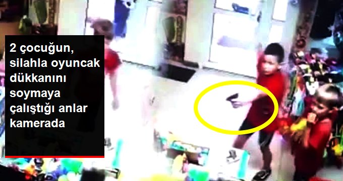 Rusya’da 2 çocuğun, silahla oyuncak dükkanını soymaya çalıştığı anlar kamerada