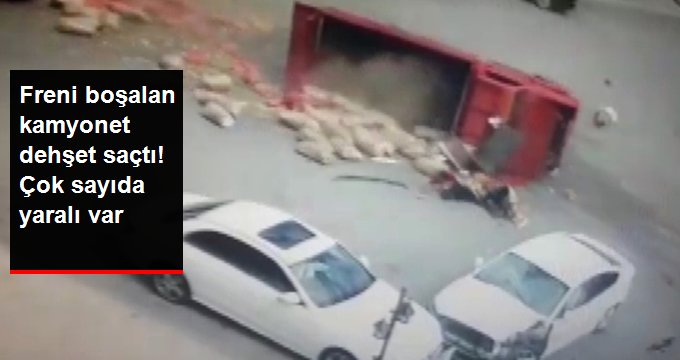Freni boşalan kamyonetin, otomobile ve yayalara çarptığı anlar kameraya yansıdı