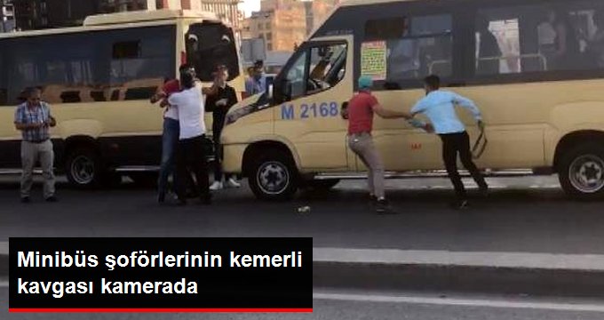 Minibüs şoförlerinin kemerli kavgası kameraya yansıdı