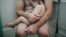 Baba Ve Oğlunun Fotoğrafını Çekti – Fotoğraf Herkesi Kızdırdı